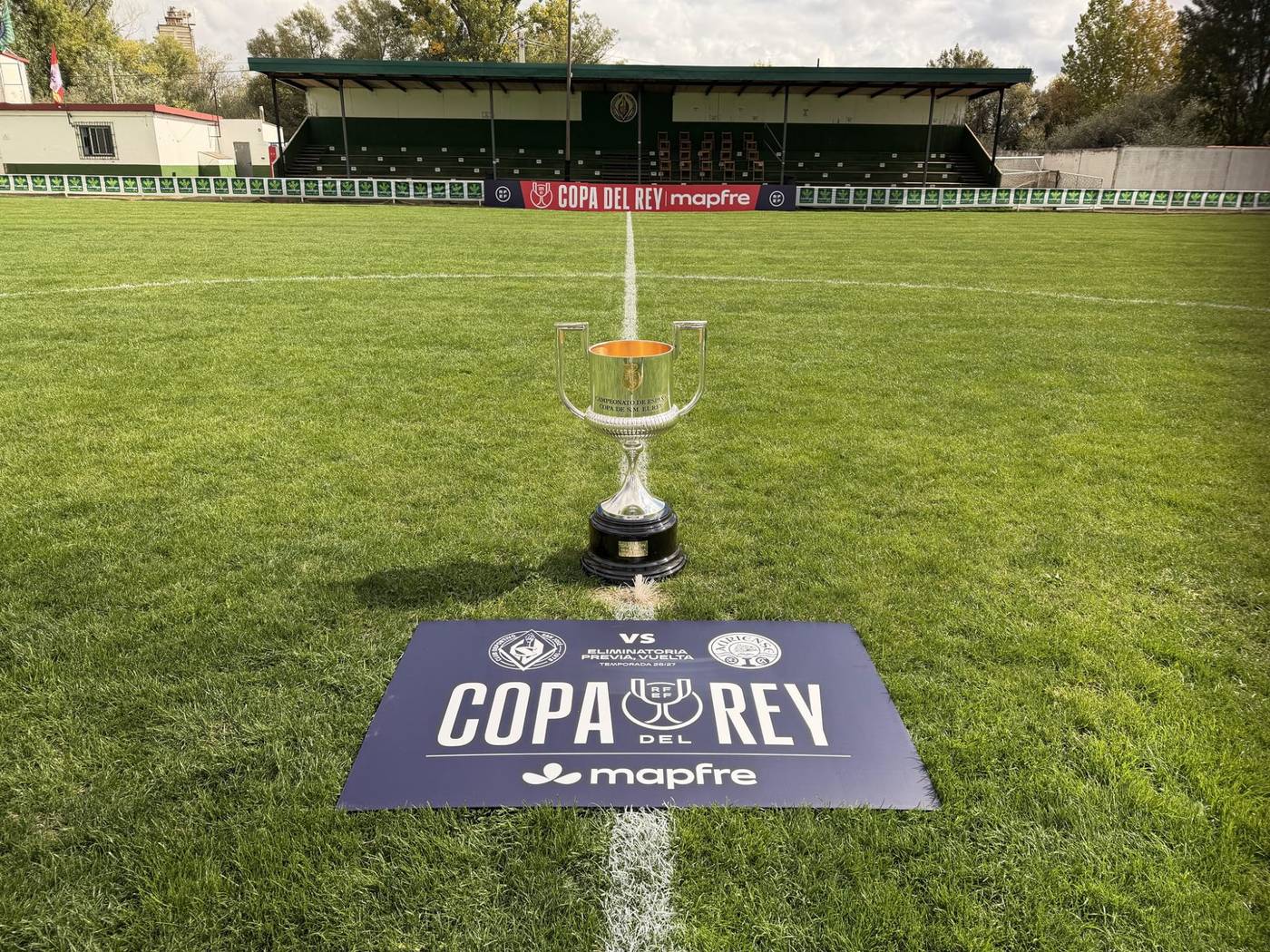 El trofeo de la Copa del Rey en el centro del campo, junto al cartel de Copa del Rey Mapfre